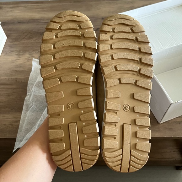 Elegant Tan Loafers with Gold Accents - Picture 3 of 5